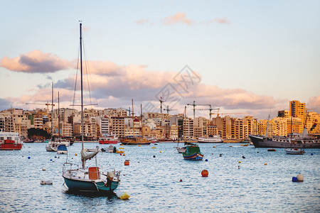 港口镇Sliema海边和停泊的帆船 马耳他Sliema的游艇和日落全景背景