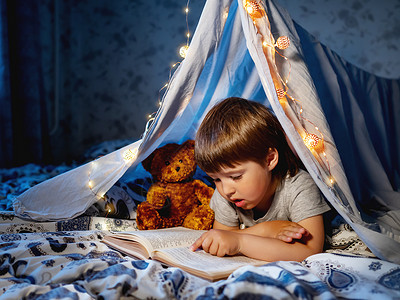 小男孩看书 托德在帐篷里玩 用床单做的游戏闲暇儿童时间孩子亚麻微笑灯泡就寝黑暗背景图片