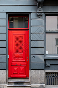 灰色面罩红色门石头建筑玻璃框架白色房子城市历史性入口木头背景图片