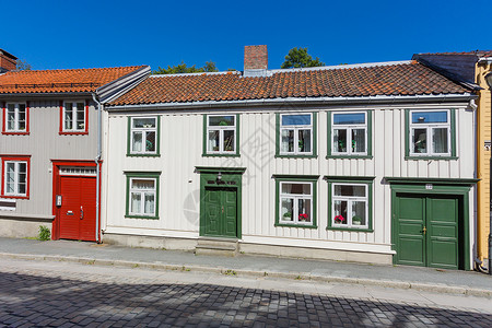 街道上多姿多彩的建筑 铺设了人行道 斯堪的纳维亚模压板鹅卵石红色城市板条旅行隔板晴天路面旅游背景图片