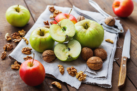 健康快餐背景-水果和坚果 绿色和红色的苹果背景图片