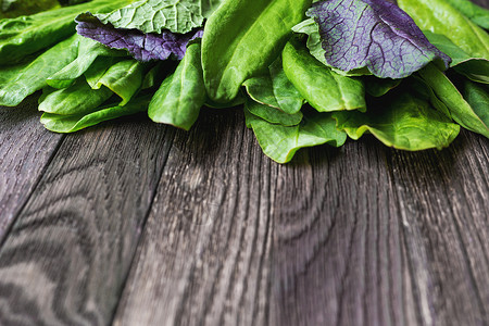新鲜的沙拉和酸盐叶子 在木质背景上 有绿菜和紫色可食用叶子的硬盘桌 放文字的地方生态桌子乡村绿色树叶食物背景图片