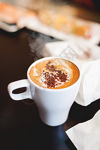 一杯加肉桂的咖啡 白色杯子上美味的卡布西诺背景图片