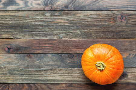 新鲜的橙色南瓜 木制桌子顶端风景背景图片