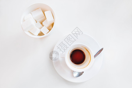空咖啡杯和玻璃加糖在白色背景 茶歇结束 在白色杯子的咖啡研磨时间器皿饮料研磨用具陶器平铺勺子飞碟食物背景
