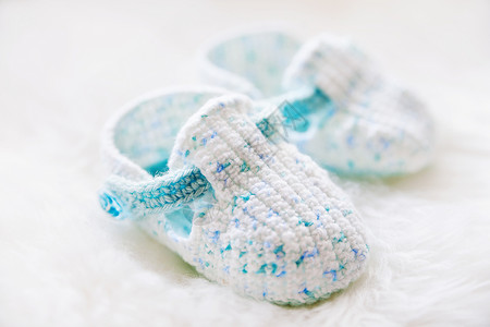 手织婴儿鞋蓬松的微小的高清图片