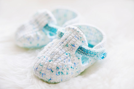 手织婴儿鞋手工编织的白色的高清图片