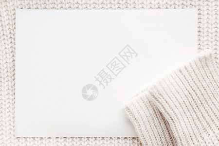 抽象针织背景与透明纸 有袖子的白色羊毛衫 针织图案的特写图片背景图片
