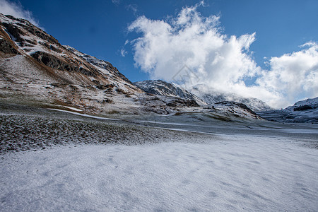 加乌拉山口苏维采兰的阿尔卑斯山口 朱利尔帕斯海拔高雪旅行天空运输场景季节国家荒野全景顶峰曲线背景