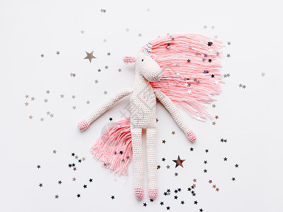 可爱的童话独角兽 粉红色的马和尾巴 由线纸屑白色工艺手工粉色玩具钩针爱好手工业星星背景图片