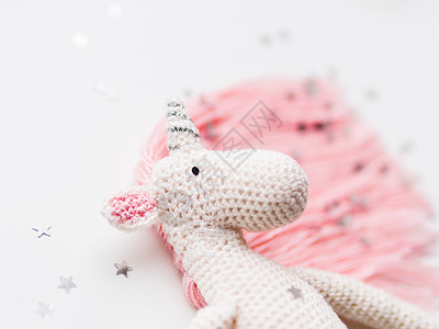 可爱的童话独角兽 粉红色的马和尾巴 由线纸屑工艺生物白色手工业魔法星星粉色鬃毛爱好背景图片