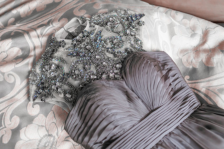 灰色的晚礼服上面有好多莱茵石 漂亮的女性时装服装派对水钻礼服裙子衣服外衣服饰燕尾服珠宝长袍背景图片