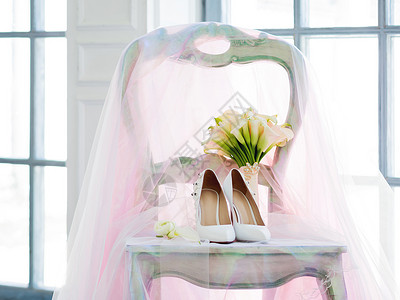 粉红色的面纱白鞋 粉红色面纱和带卡拉百合的新娘花束 婚礼的细节胸花植物仪式婚姻粉色衣服折叠白色投标庆典背景