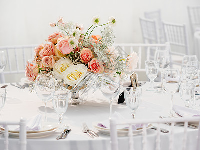 用餐具和花瓶里的鲜花 做婚礼宴席的餐桌 面条彩色装饰品桌子玫瑰褐色餐巾刀具宴会派对餐厅咖啡店作品背景图片