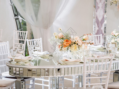 用餐具和花瓶里的鲜花 做婚礼宴席的餐桌 面条彩色装饰品刀具玻璃作品桌子餐厅玫瑰咖啡店褐色盘子庆典背景图片