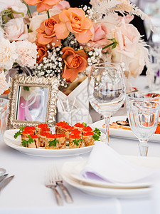 用餐具和花瓶里的鲜花 做婚礼宴席的餐桌 面条彩色装饰品褐色刀具主菜咖啡店庆典玻璃盘子作品派对宴会背景图片