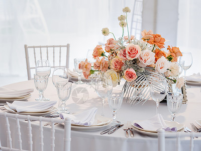 用餐具和花瓶里的鲜花 做婚礼宴席的餐桌 面条彩色装饰品作品派对庆典咖啡店餐厅褐色玫瑰桌子餐巾盘子背景图片