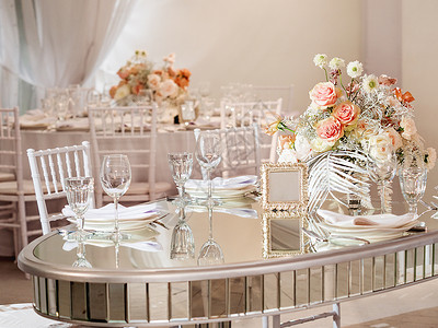 用餐具和花瓶里的鲜花 做婚礼宴席的餐桌 面条彩色装饰品玫瑰刀具褐色咖啡店庆典桌子玻璃盘子餐巾餐厅背景图片