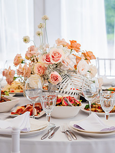 用餐具和花瓶里的鲜花 做婚礼宴席的餐桌 面条彩色装饰品派对庆典玫瑰主菜褐色宴会桌子小吃刀具咖啡店背景图片
