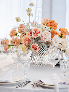 用餐具和花瓶里的鲜花 做婚礼宴席的餐桌 面条彩色装饰品派对庆典玻璃桌子宴会刀具餐厅餐巾咖啡店玫瑰背景图片