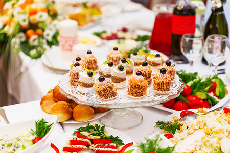 橙色风格的婚礼宴席桌 沙拉 开胃菜和酒杯背景图片