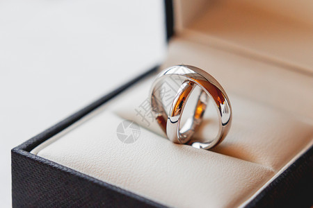 金色的结婚戒指 装饰品礼物盒里 美丽的爱情和婚姻象征物背景图片