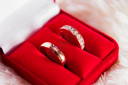 金婚戒指 红礼盒里有钻石 爱情和婚姻的象征物背景图片