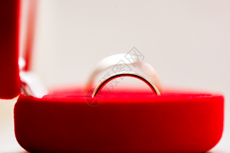 金婚戒指装在红礼盒里 爱情和婚姻的象征背景图片