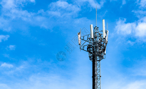 蓝色电话带有蓝天空和白云的电讯塔回春信号广播供应商蓝色技术电视卫星手机商业天空背景