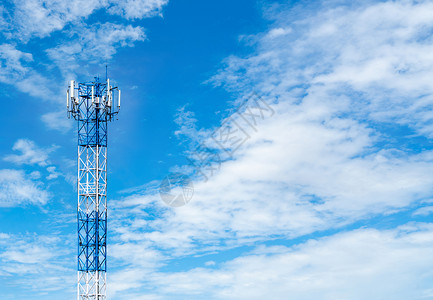 带有蓝天空和白云的电讯塔回春技术细胞发射机电话供应商工程蓝色商业信号金属背景图片