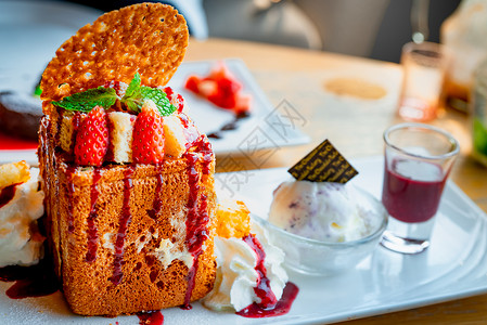冰淇淋草莓蛋糕蜂蜜烤面包加草莓 一边的鲜奶油食物黄油熔岩浆果高热量桌子甜点盘子蜂蜜水果背景