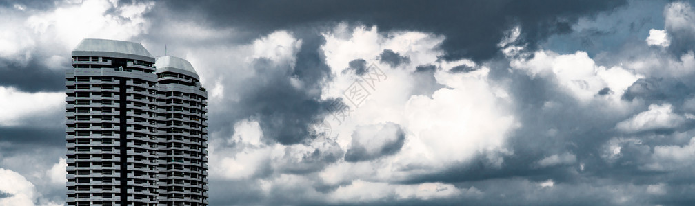 高楼建筑灰色天空和白云 商业布背景图片
