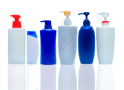 液体肥皂洗发水和发型调节器塑料瓶和喷雾泵润肤清洁剂蓝色液体塑料产品奶油小样包装浴室背景