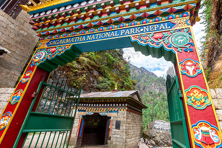 珠穆朗玛峰在尼泊尔 徒步前往珠穆朗玛峰大本营 尼泊尔运动冒险假期风景顶峰旅行指导远足宗教登山者背景图片