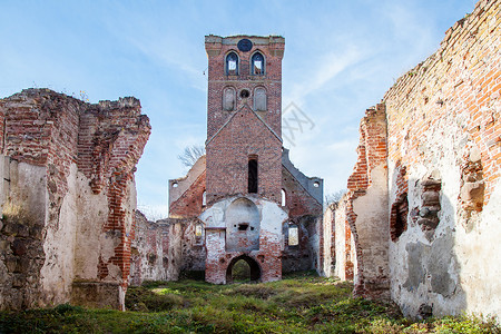 被遗弃的中世纪圣拜巴拉教堂高清图片