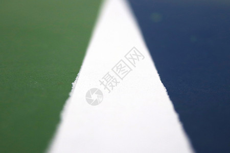 网球操场标记线背景纹理 背景模糊的前景聚焦竞赛运动球拍蓝色训练场地法庭绿色地面背景图片