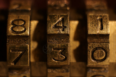 复制铜锁数组合 光鲜的旧码钥匙金子青铜安全数字挂锁背景图片