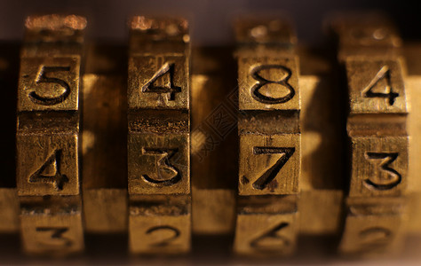复制铜锁数组合 光鲜的旧码青铜数字安全挂锁金子钥匙背景图片