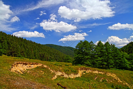夏季山的滑坡和土壤侵蚀石头高清图片素材