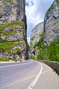 穿过大峡谷的弯曲道路高清图片