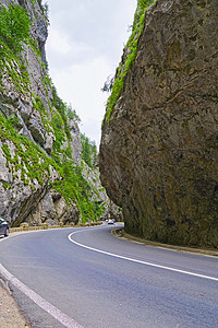 穿过山峡的公路背景图片