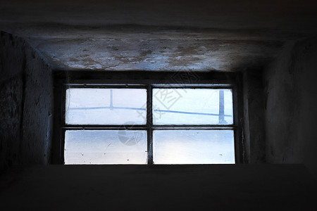 通往圣艾萨克大教堂结肠道楼梯的一小扇窗子背景图片