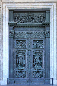 圣艾萨克大教堂的大门 装饰着圣人的装饰品和名人人物背景图片