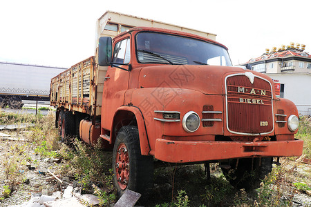 古老的旧车 经过风雨变迁的生锈卡车背景图片