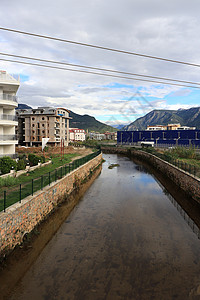 旧河道从山上传来 正在建造新建筑 在建设中住房公寓房屋街道财产住宅阳台全景城市房子背景图片