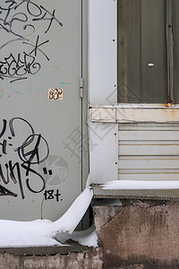 街道城市墙上的涂鸦标签金属石头背景图片