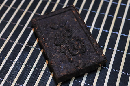印有中国象形文字的茶砖 按茶纹高清图片