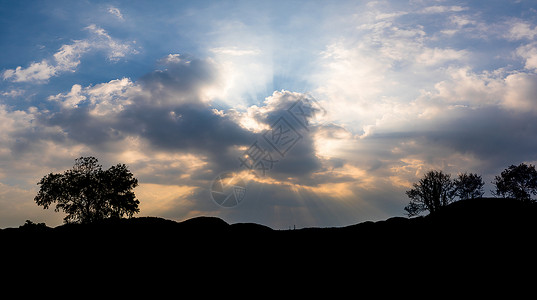 漫天的日落与乌云 在黄昏的天空和山上橙子戏剧性全景风景太阳多云假期天气阳光背景图片