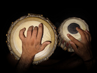 印度古典鼓  手鼓  正在演奏 运动模糊音乐黑色皮肤艺术模式文化乐器两只手古典音乐老师背景
