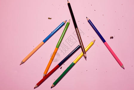 粉红背景的彩色铅笔墙纸团体办公用品用品蜡笔素描多色学校学习艺术背景图片
